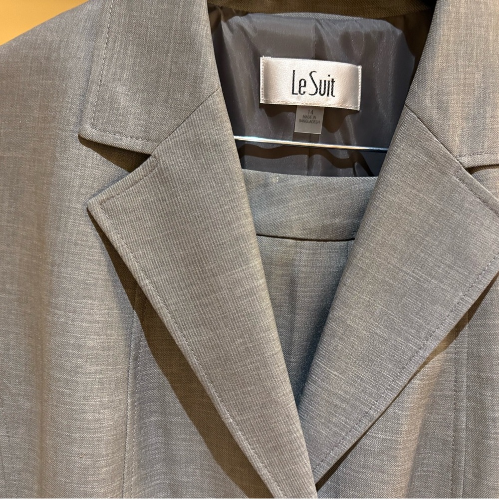 Le Suit Women's pantsuit, light gray. Size 14. Both pieces are fully lined. NWT.